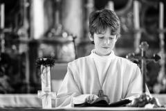 Vorschaubild Junge bei Kommunion am Altar