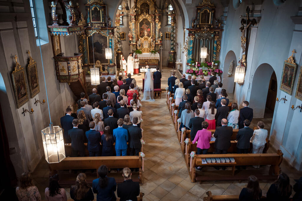 Hochzeitsgesellschaft in der Kirche von oben