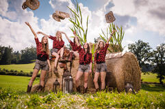 Vorschaubild Gruppe junger Mädchen in Western look vor Strohballen