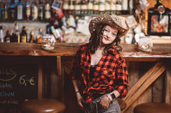 Vorschaubild junge Frau im Western look vor Bar