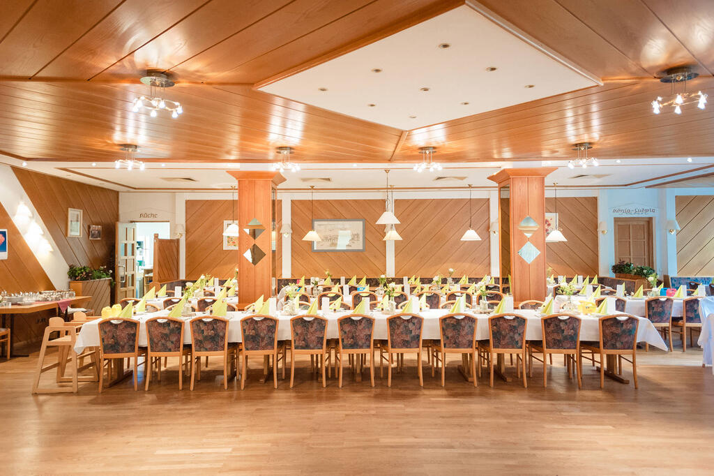 hochzeitlich gedeckte Tische vorbereitet, ohne Gäste