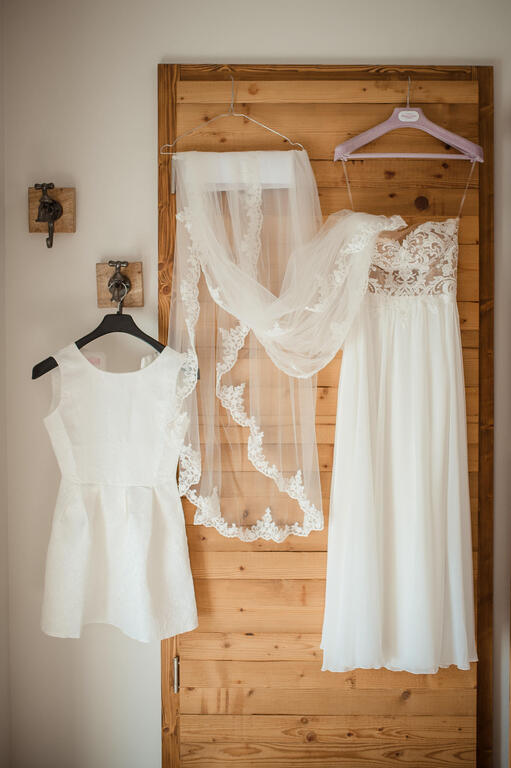 vorbereitetes Brautkleid hängt an Tür